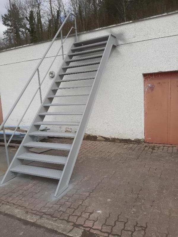 Escalier métallique industriel , marches antidérapantes 