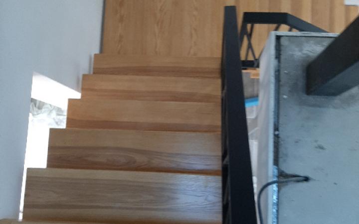 Escalier métal et bois avec garde corps spécifiques sur mesure