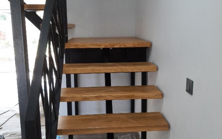 Escalier métal et bois avec garde corps spécifiques sur mesure